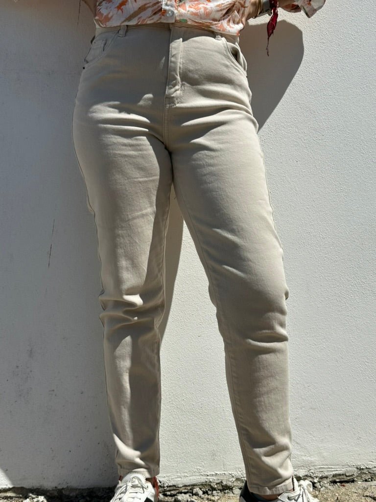 CALÇAS CREMES MOM FIT - Pé Calçado