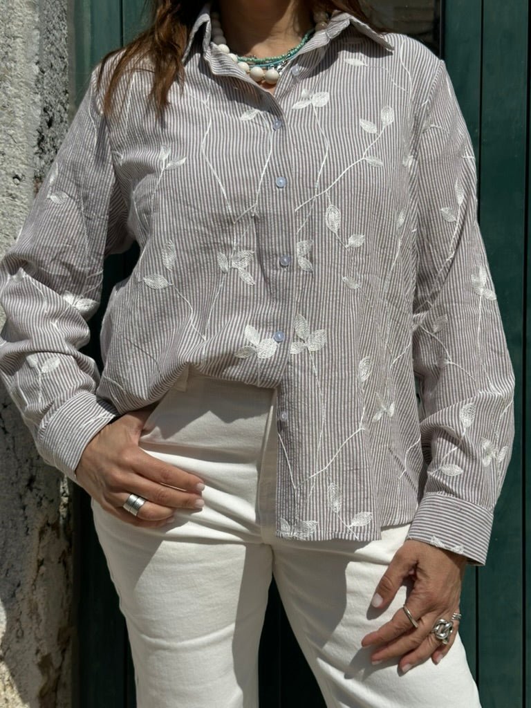 CAMISA ÀS RISCAS COM BORADADOS - Pé Calçado