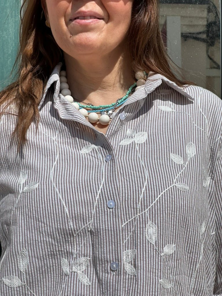 CAMISA ÀS RISCAS COM BORADADOS - Pé Calçado
