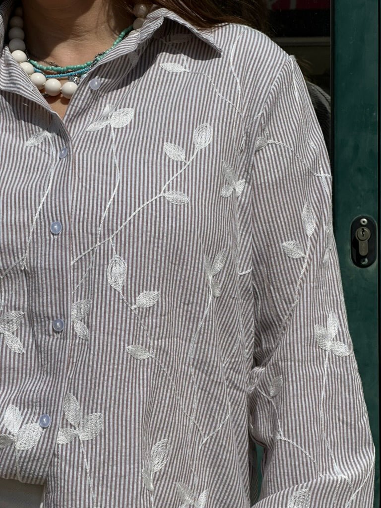 CAMISA ÀS RISCAS COM BORADADOS - Pé Calçado