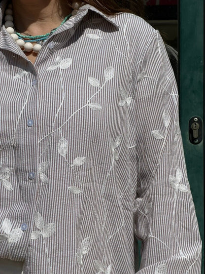 CAMISA ÀS RISCAS COM BORADADOS - Pé Calçado