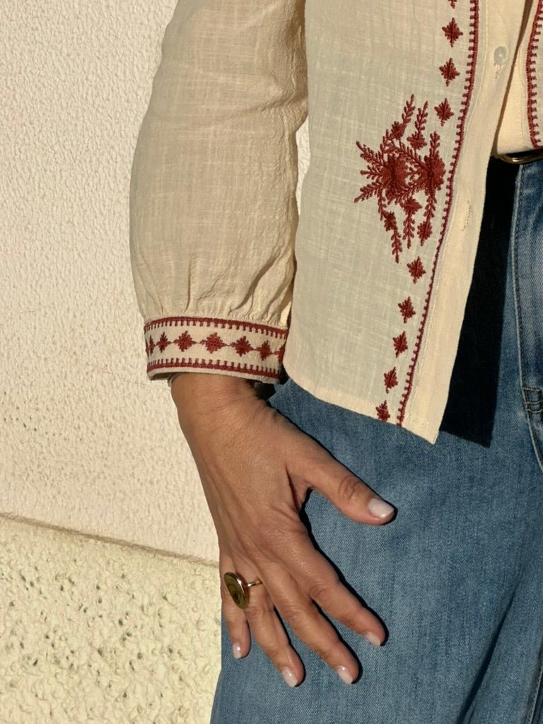 CAMISA COM DETALHES FLORAIS - Pé Calçado
