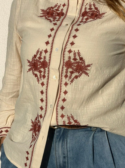 CAMISA COM DETALHES FLORAIS - Pé Calçado