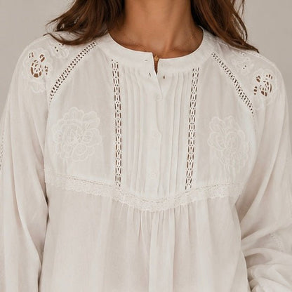 CAMISA PERFORADA COM FLORES - Pé Calçado