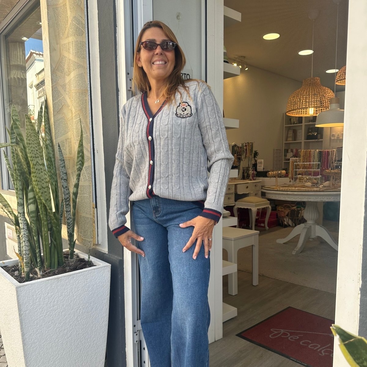 CARDIGAN DE MALHA COM EMBLEMA - Pé Calçado