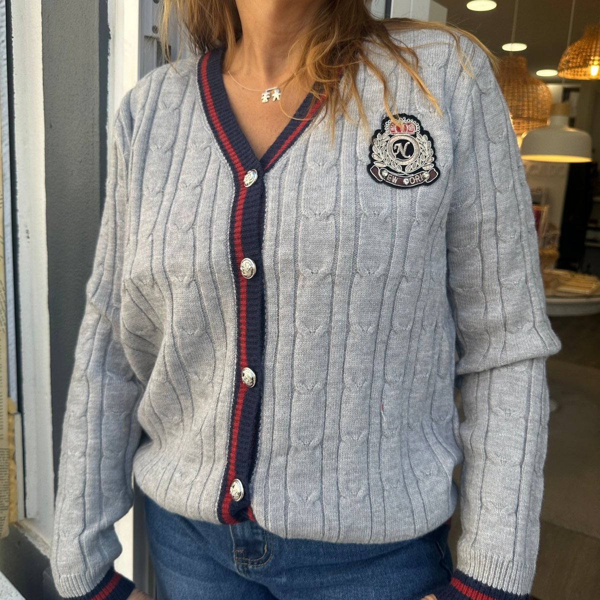 CARDIGAN DE MALHA COM EMBLEMA - Pé Calçado
