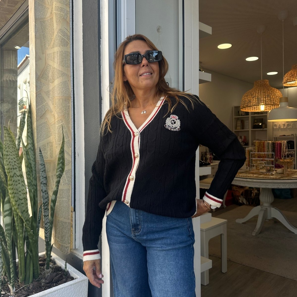 CARDIGAN DE MALHA COM EMBLEMA - Pé Calçado