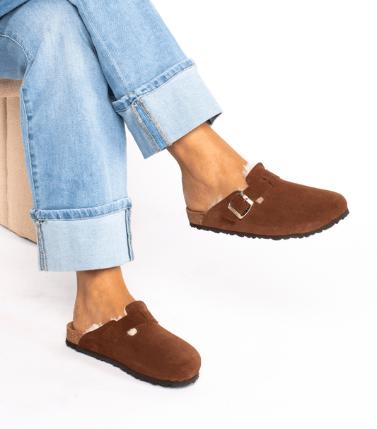 CLOGS EM CAMURÇA COM PELO - Pé Calçado