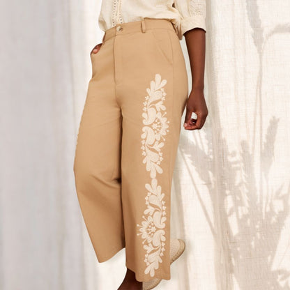 MEISÏE | CALÇAS CROPPED BEGE COM BORDADO - Pé Calçado