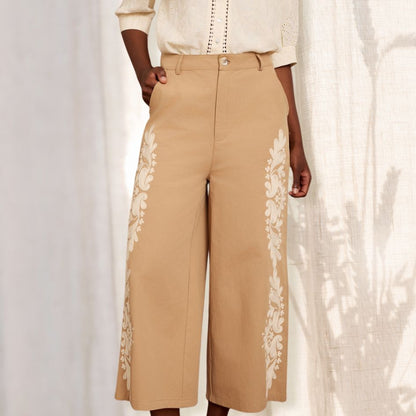 MEISÏE | CALÇAS CROPPED BEGE COM BORDADO - Pé Calçado