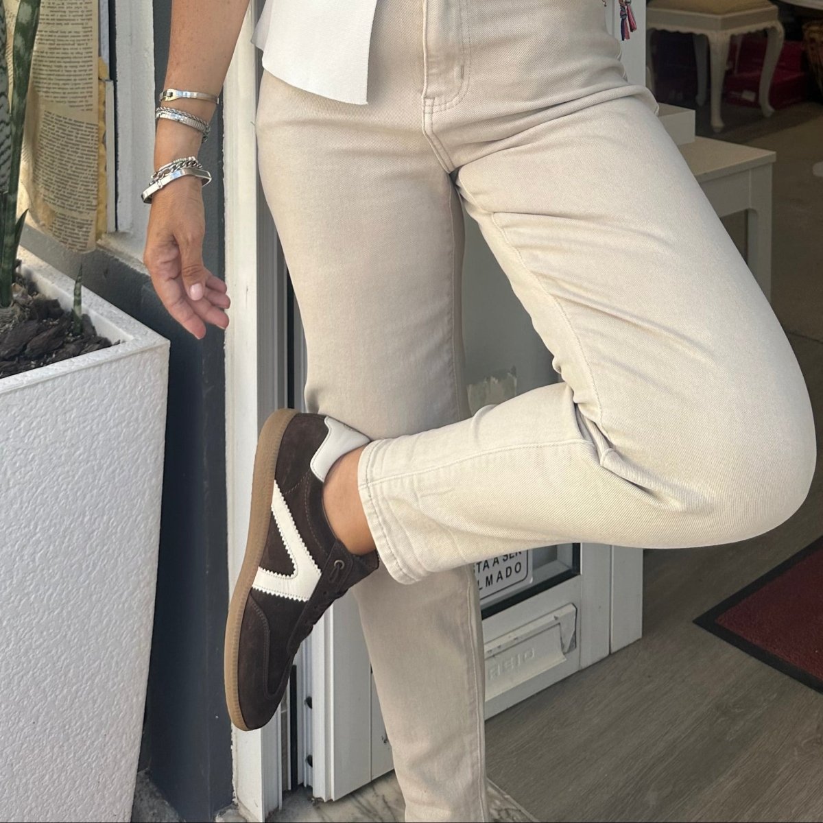 S024 - TENIS CASTANHOS/ BEGE - Pé Calçado