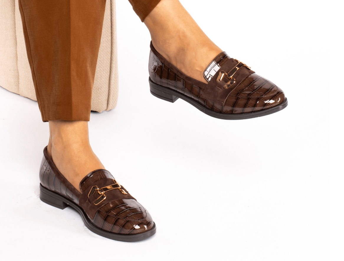 T3167 - V - MOCASSIM EM VERNIZ COM APLICAÇÃO - Pé Calçado