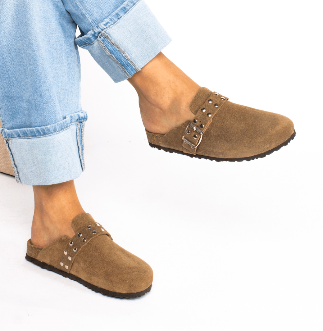 T988 - R - CLOGS EM CAMURÇA COM TACHAS - Pé Calçado