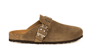 T988 - R - CLOGS EM CAMURÇA COM TACHAS - Pé Calçado