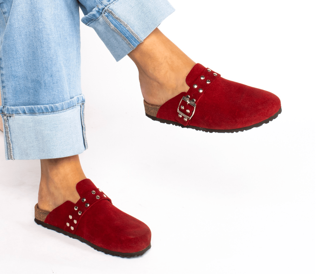 T988 - R - CLOGS EM CAMURÇA COM TACHAS - Pé Calçado