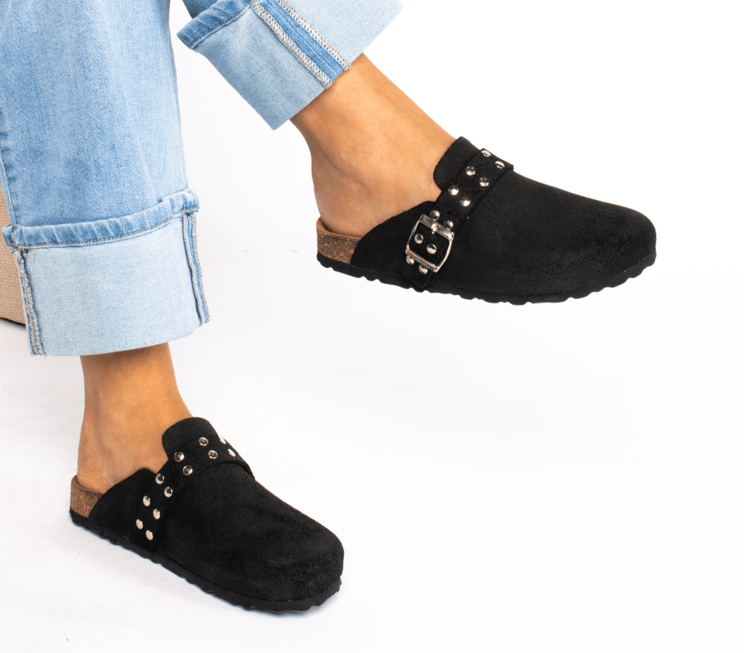 T988 - R - CLOGS EM CAMURÇA COM TACHAS - Pé Calçado