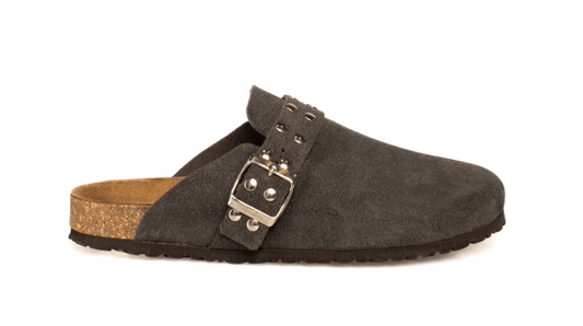 T988 - R - CLOGS EM CAMURÇA COM TACHAS - Pé Calçado