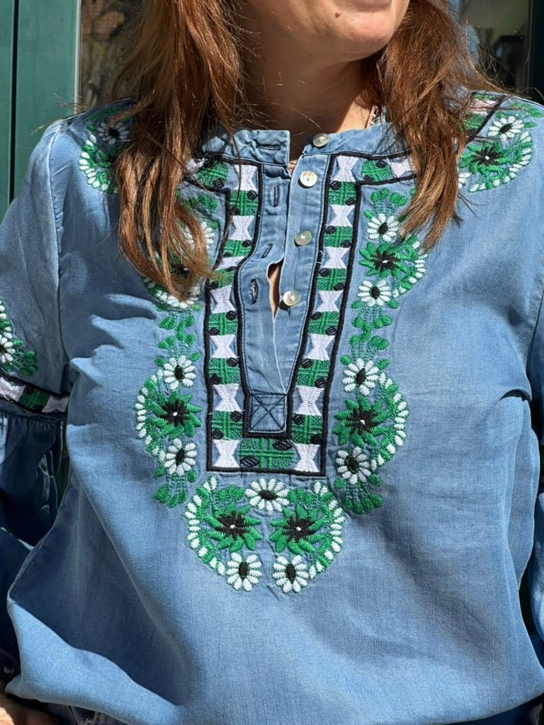 TÚNICA DE GANGA COM DETALHES FLORAIS - Pé Calçado
