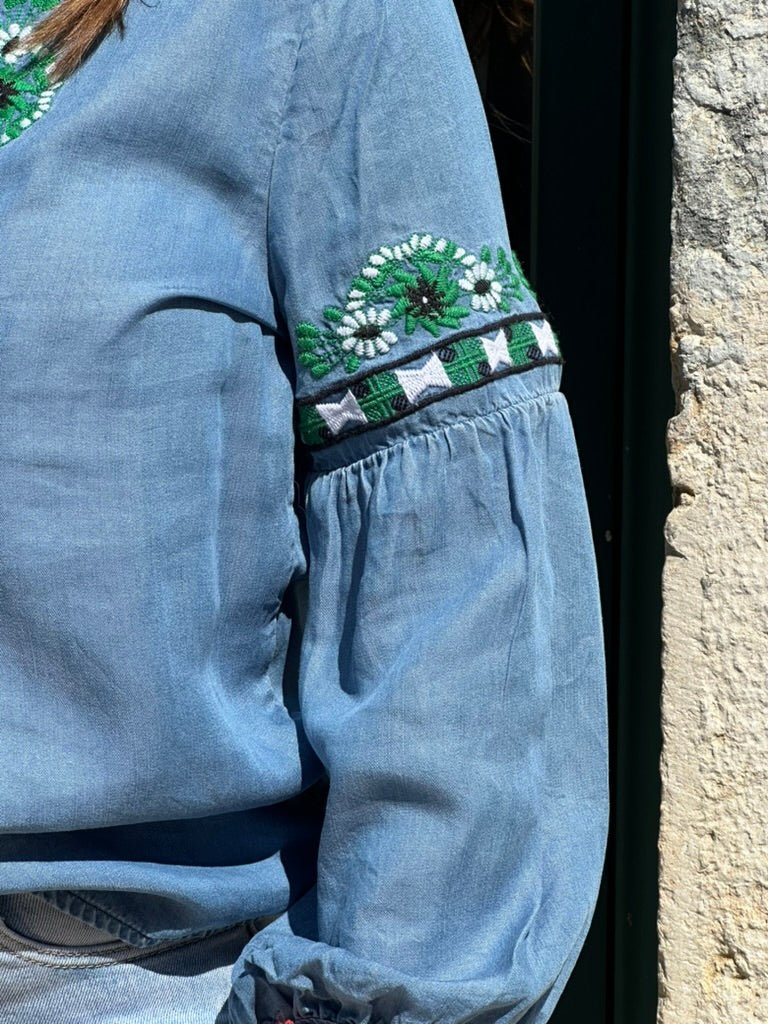 TÚNICA DE GANGA COM DETALHES FLORAIS - Pé Calçado